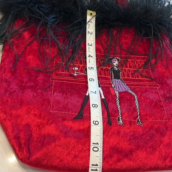 Red Novelty Shoulder Handbag. 2 Very Chic Ladies on front with feathers - Picture 3 of 10